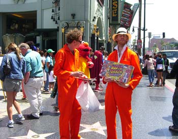 Andy T and Tom not really looking like they're fresh from Guantanamo, but giving it a good shot on Hollywood Boulevard
