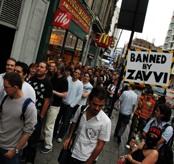 The line of freebie-fans, stretching off into the distance